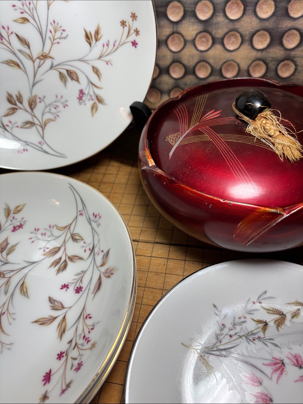 Meito Japan Porcelain Set 3 Shallow Bowls, 1 Sm Plate, Burgundy Lacquerware Box